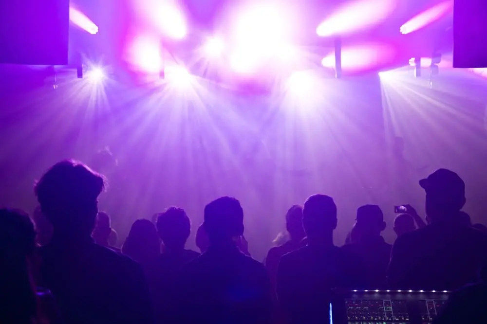 rock-band-silhouettes-stage-concert (1)